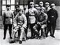 1937年1月，毛泽东和朱德与抗日军政大学部份领导人员合影