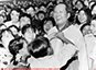 1959年6月毛主席在韶山学校，少先队员蒋含宇为毛主席戴红领巾