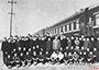 1961年5月毛主席在专列旁与专列及蚌埠车站工作人员合影