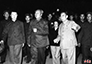 1966年10月1日毛主席和周总理等走下天安门城楼来到群众中