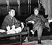 1966年9月15日毛主席在天安门城楼休息室与周恩来总理交谈